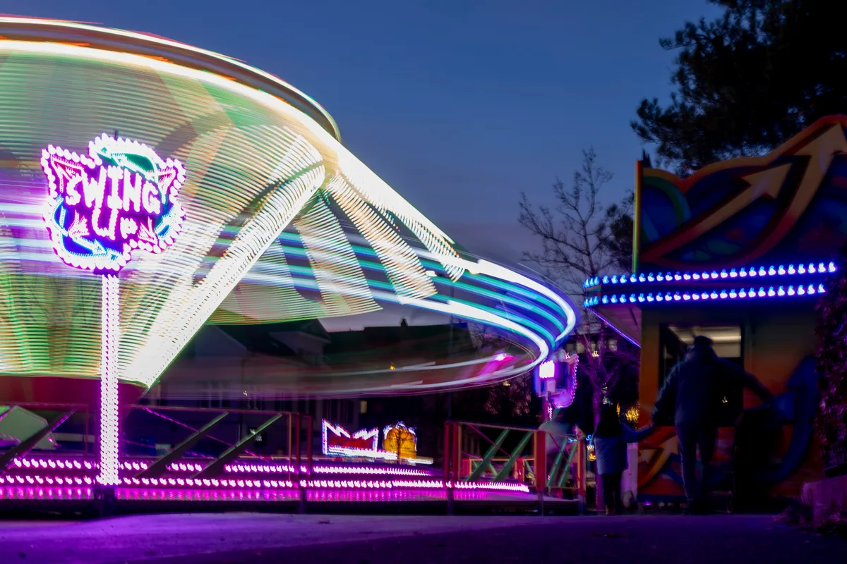 Man sieht den Trubel auf dem Uster Märt bei Nacht.